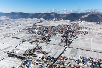 Winterluftbild im Schnee im Ortsteil Alsterweiler in Maikammer im Bundesland Rheinland-Pfalz, Deutschland