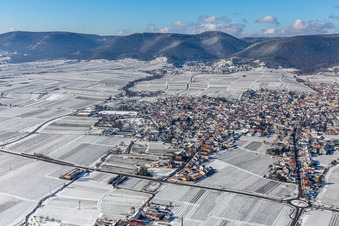 Winterluftbild im Schnee im Ortsteil Alsterweiler in Maikammer im Bundesland Rheinland-Pfalz, Deutschland