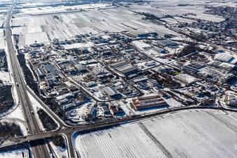 Winterlich schneebedeckte Industrie- und Gewerbegebiet Ost mit dreiso GmbH Dreißigacker & Sohn in Edenkoben im Bundesland Rheinland-Pfalz, Deutschland