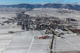 Winterluftbild im Schnee in Edesheim im Bundesland Rheinland-Pfalz, Deutschland