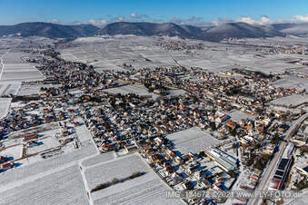 Winterluftbild im Schnee in Edesheim im Bundesland Rheinland-Pfalz, Deutschland
