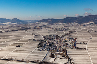 Luftbild von Winterlich schneebedeckte Dorf - Ansicht am Rande von landwirtschaftlichen Feldern und Nutzflächen in Roschbach im Bundesland Rheinland-Pfalz, Deutschland