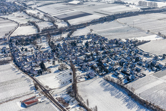Winterluftbild im Schnee in Knöringen im Bundesland Rheinland-Pfalz, Deutschland