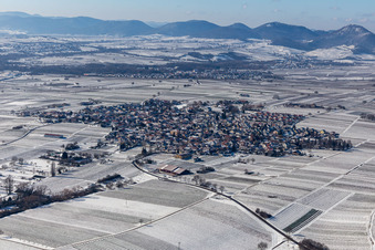 Winterlich schneebedeckte Ortskern am Rande von Weinbergen und Winzer- Gütern im Weinbaugebiet in Nußdorf in Landau in der Pfalz im Bundesland Rheinland-Pfalz, Deutschland