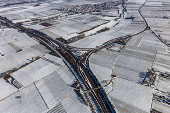 Winterluftbild im Schnee Autobahnausfahrt Landau Nord im Ortsteil Dammheim in Landau in der Pfalz im Bundesland Rheinland-Pfalz, Deutschland