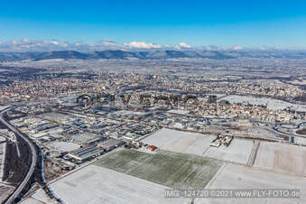 Winterluftbild im Schnee im Ortsteil Queichheim in Landau in der Pfalz im Bundesland Rheinland-Pfalz, Deutschland