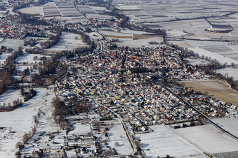 Winterluftbild im Schnee Billigheim in Billigheim-Ingenheim im Bundesland Rheinland-Pfalz, Deutschland