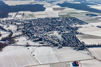 Winterluftbild im Schnee in Steinweiler im Bundesland Rheinland-Pfalz, Deutschland
