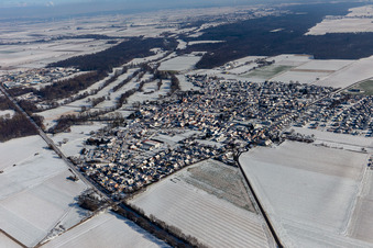 Winterluftbild im Schnee in Steinweiler im Bundesland Rheinland-Pfalz, Deutschland