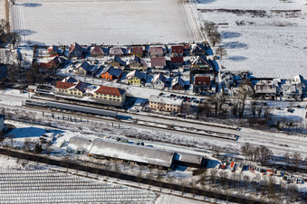 Winterluftbild im Schnee Bahnhof in Winden im Bundesland Rheinland-Pfalz, Deutschland