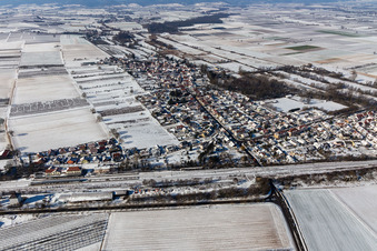 Winterluftbild im Schnee in Winden im Bundesland Rheinland-Pfalz, Deutschland