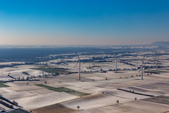 Winterlich schneebedeckte Windpark der EnBW - Windenergieanlage mit 6 Windrädern auf einem Feld in Freckenfeld im Bundesland Rheinland-Pfalz, Deutschland