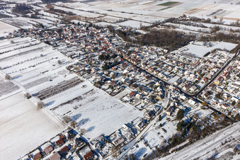 Winterluftbild im Schnee in Winden im Bundesland Rheinland-Pfalz, Deutschland
