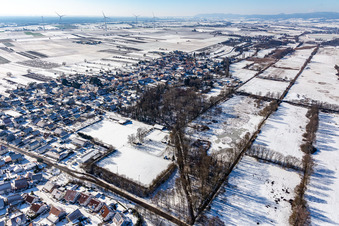 Winterluftbild im Schnee in Winden im Bundesland Rheinland-Pfalz, Deutschland
