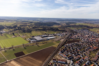 K2 Systems jenseits der Bahnlinie im Ortsteil Malmsheim in Renningen im Bundesland Baden-Württemberg, Deutschland