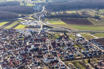 Petruskirche und Rathaus an der Hauptstr in Renningen im Bundesland Baden-Württemberg, Deutschland
