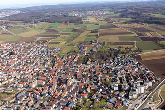 Luftaufnahme von Ortsübersicht aus Osten mit Petruskirche in Renningen im Bundesland Baden-Württemberg, Deutschland