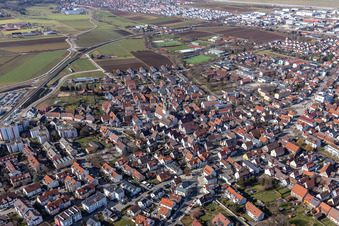 Schrägluftbild von Ortsübersicht aus Osten mit Petruskirche in Renningen im Bundesland Baden-Württemberg, Deutschland