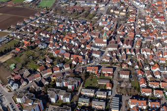 Ortszentrum mit Rathaus und Petruskirche aus Süden in Renningen im Bundesland Baden-Württemberg, Deutschland
