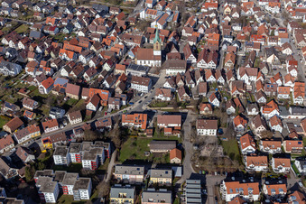 Luftbild von Ortszentrum mit Rathaus und Petruskirche aus Süden in Renningen im Bundesland Baden-Württemberg, Deutschland