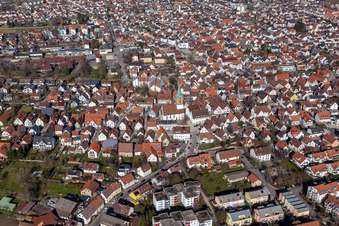Ortsansicht aus Süden mit Petruskirche in Renningen im Bundesland Baden-Württemberg, Deutschland