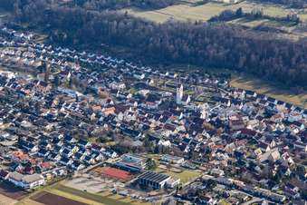 Ortsansicht aus Norden mit Kath. Kirche Maria Himmelfahrt in Aidlingen im Bundesland Baden-Württemberg, Deutschland
