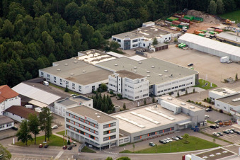 Schrägluftbild von Ittersbach, Industriegebiet im Ortsteil Im Stockmädle in Karlsbad im Bundesland Baden-Württemberg, Deutschland