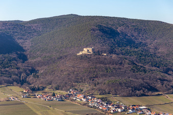 Drohnenaufname von Hambacher Schloß im Ortsteil Diedesfeld in Neustadt an der Weinstraße im Bundesland Rheinland-Pfalz, Deutschland