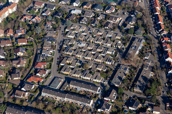 Wohngebiet einer Reihenhaus- Siedlung an der Lorscher Straße in Ruchheim in Ludwigshafen am Rhein im Bundesland Rheinland-Pfalz, Deutschland