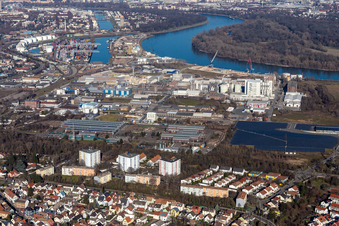 Industrie- und Gewerbegebiet im Ortsteil Rheingönheim in Ludwigshafen am Rhein im Bundesland Rheinland-Pfalz, Deutschland