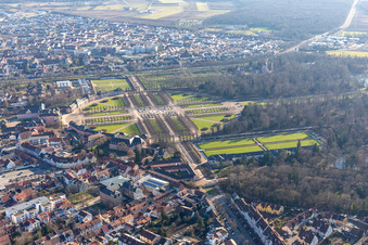 Luftaufnahme von Schloßpark in Schwetzingen im Bundesland Baden-Württemberg, Deutschland