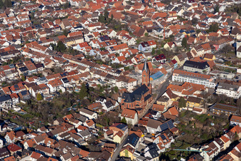 Kirchengebäude der kath. Kirche St. Nikolaus im Ortszentrum in Plankstadt im Bundesland Baden-Württemberg, Deutschland