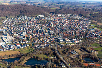 Ortsansicht der Straßen und Häuser der Wohngebiete in Nußloch im Bundesland Baden-Württemberg, Deutschland