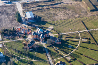 Luftaufnahme von Gebäude und Parkanlagen der Eremitage in Waghäusel im Bundesland Baden-Württemberg, Deutschland