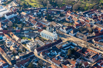 Kirchengebäude von St. Maria im Altstadt- Zentrum der Innenstadt in Philippsburg im Bundesland Baden-Württemberg, Deutschland