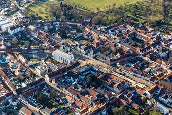 Katholische Kirche am Marktplatz in Philippsburg im Bundesland Baden-Württemberg, Deutschland