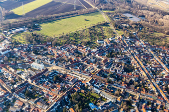 Luftbild von Katholische Kirche am Marktplatz in Philippsburg im Bundesland Baden-Württemberg, Deutschland