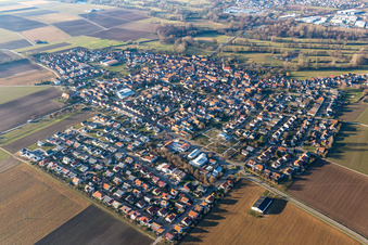 Ortsansicht der Straßen und Häuser der Wohngebiete in Steinweiler im Bundesland Rheinland-Pfalz, Deutschland