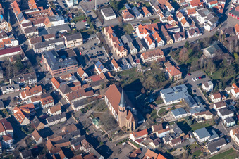 Kirchengebäude Kath. Kirche St. Maria Himmelfahrt Herxheim im Altstadt- Zentrum der Innenstadt in Herxheim bei Landau (Pfalz) im Bundesland Rheinland-Pfalz, Deutschland