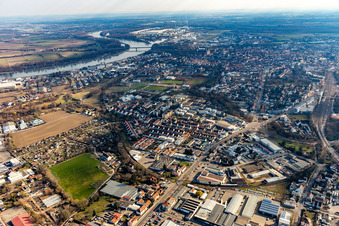 Stadtansicht vom Ufer des Flußverlaufes des Rhein im Osten bis zu den Bahngleisen im Westen in Speyer im Bundesland Rheinland-Pfalz, Deutschland