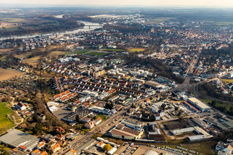 Stadtansicht vom Ufer des Flußverlaufes des Rhein im Osten bis zur Wormser Landstraße im Westen in Speyer im Bundesland Rheinland-Pfalz, Deutschland