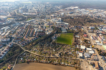 Schrebergärten und Sportplatz an der Kuhweide in Speyer im Bundesland Rheinland-Pfalz, Deutschland