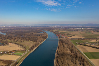 Uferbereiche am Flußverlauf des Rhein mit Brücke der Autobahn A61 in Speyer im Ortsteil Ludwigshof im Bundesland Rheinland-Pfalz, Deutschland