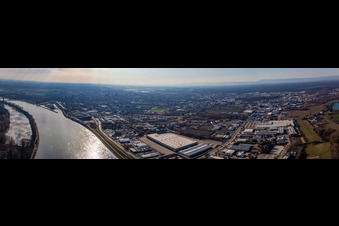 Panorama-Perspektive der Stadt an den Fluss- Uferbereichen des Rhein in Speyer im Bundesland Rheinland-Pfalz, Deutschland