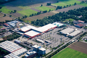 Luftbild von Hornbach Baumarkt im Industriegebiet Bruchwiesenstr in Bornheim im Bundesland Rheinland-Pfalz, Deutschland