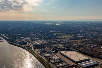 Rheinufer im Ortsteil Ludwigshof in Speyer im Bundesland Rheinland-Pfalz, Deutschland