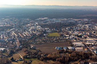 Luftaufnahme von Schrebergärten und Sportplatz an der Kuhweide in Speyer im Bundesland Rheinland-Pfalz, Deutschland