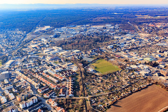 Schrebergärten und Sportplatz an der Kuhweide x Tullastr in Speyer im Bundesland Rheinland-Pfalz, Deutschland