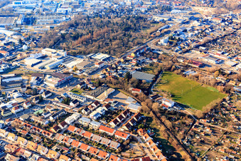 Friedhof und Gewerbegebiet Am Rabensteinerweg in Speyer im Bundesland Rheinland-Pfalz, Deutschland