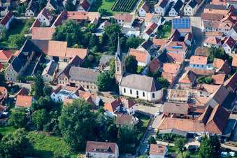 Kirchengebäude der Protestantischen Kirche im Dorfkern in Essingen im Bundesland Rheinland-Pfalz, Deutschland